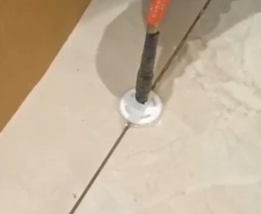 桃山瓷砖空鼓维修公司专业解答瓷砖在铺贴过程中，如果没有涂抹均匀到位的粘结材料（如水泥砂浆或瓷砖胶），可能会导致以下问题